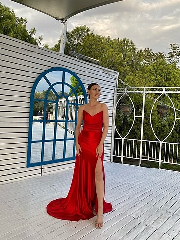 Kırmızı yırtmaçlı abiye