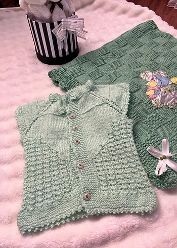 Yeşil Nakışlı Örgü Bebek Battaniyesi Kısa Kol bebek Yeleği - Görsel 2