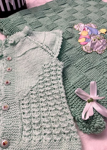 Yeşil Nakışlı Örgü Bebek Battaniyesi Kısa Kol bebek Yeleği - Görsel 3
