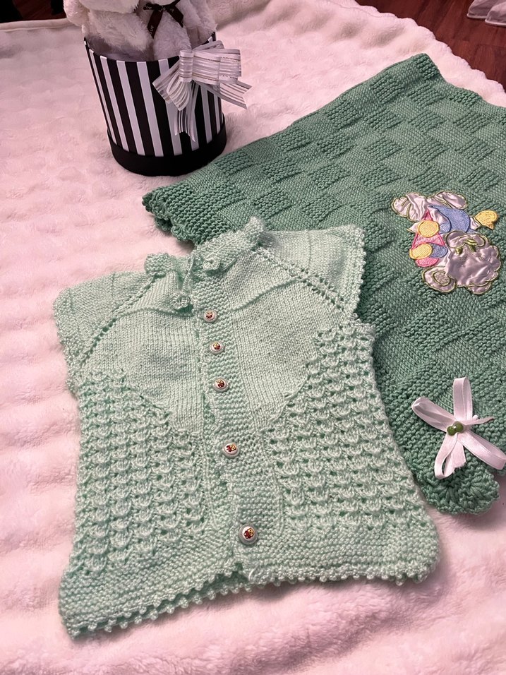 Yeşil Nakışlı Örgü Bebek Battaniyesi Kısa Kol bebek Yeleği - Görsel 2