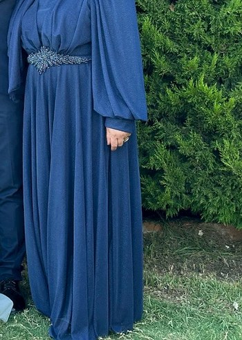 Uzun Kollu, Yüksek Yakalı Mavi Abiye Elbise