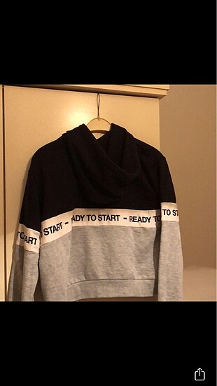 PULL AND BEAR SWEATSHIRT