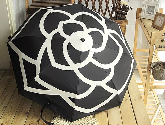 Chanel şemsiye