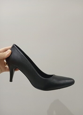 Siyah stiletto ayakkabı 