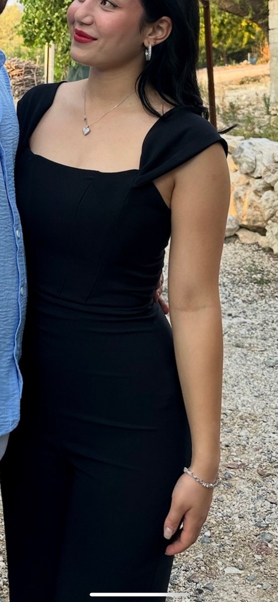 Siyah omuzlu ya da düşük omuzlu tulum - Görsel 2