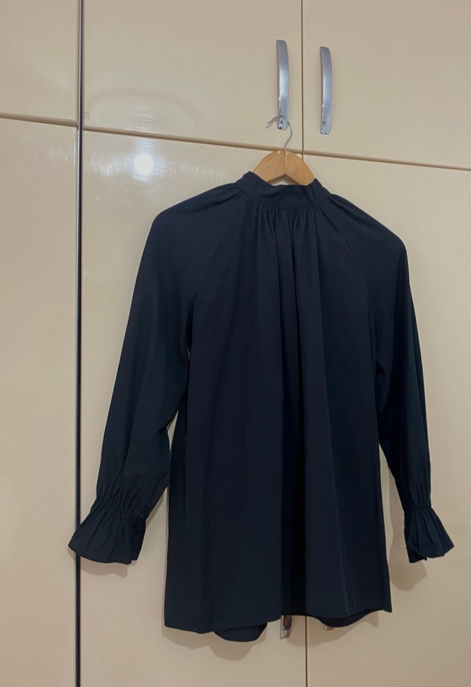 Kadın Siyah Büzgülü Yaka Bluz - Görsel 2