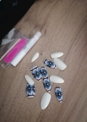 Mavi ve Gri Desenli Takma Tırnak Seti - Görsel 3