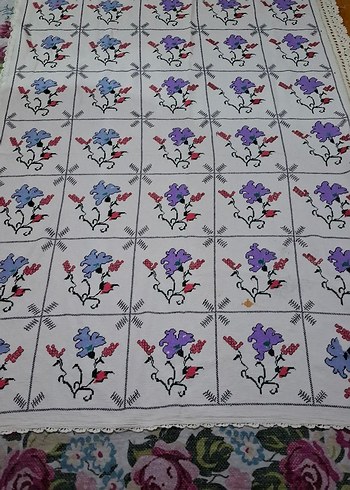 Çiçek Desenli Geleneksel Nakışlı Örtü