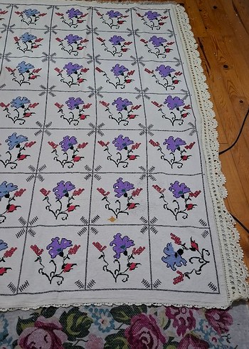  Çiçek Desenli Geleneksel Nakışlı Örtü