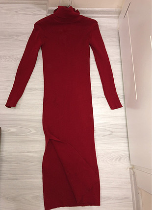 Boğazlı kırmızı yırtmaçlı elbise