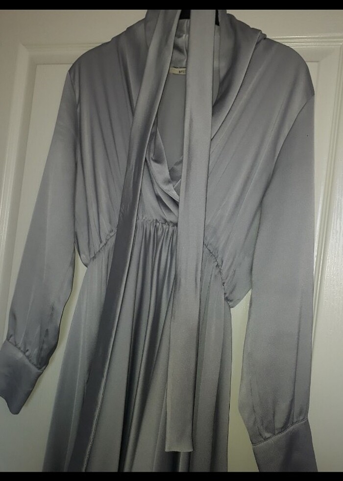 Gri saten elbise - Görsel 3