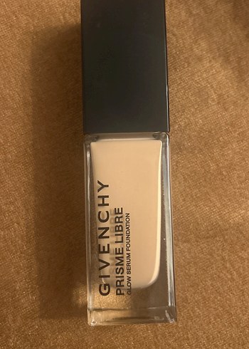 Givenchy Prisme Libre Fondöten Açık Bej