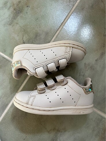 23 Beden beyaz Renk Adidas ayakkabı