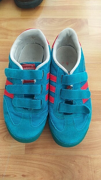 Adidas Orjinal üründür Adidas kız erkek çocuk için uygundur