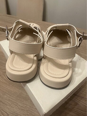 Diğer Oysho muadil sandalet