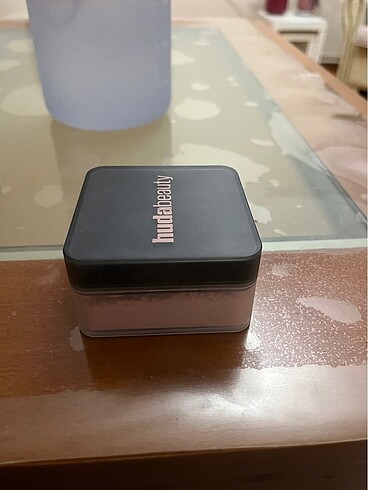 Huda Beauty Huda pudra cherry blossom cake