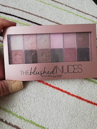 Maybelline the blushed nudes far paleti