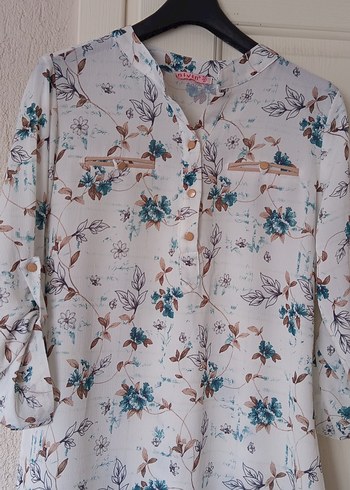 Bej Çiçekli V Yakalı Pamuk Gömlek - Görsel 3