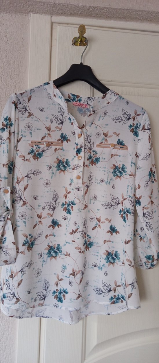 Bej Çiçekli V Yakalı Pamuk Gömlek - Görsel 2