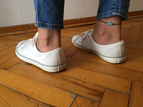 Beyaz bez ayakkabı
