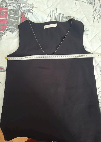 Zincir Detaylı Siyah V Yaka Kolsuz Bluz - Görsel 8