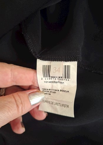 Zincir Detaylı Siyah V Yaka Kolsuz Bluz - Görsel 5