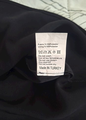 Zincir Detaylı Siyah V Yaka Kolsuz Bluz - Görsel 6