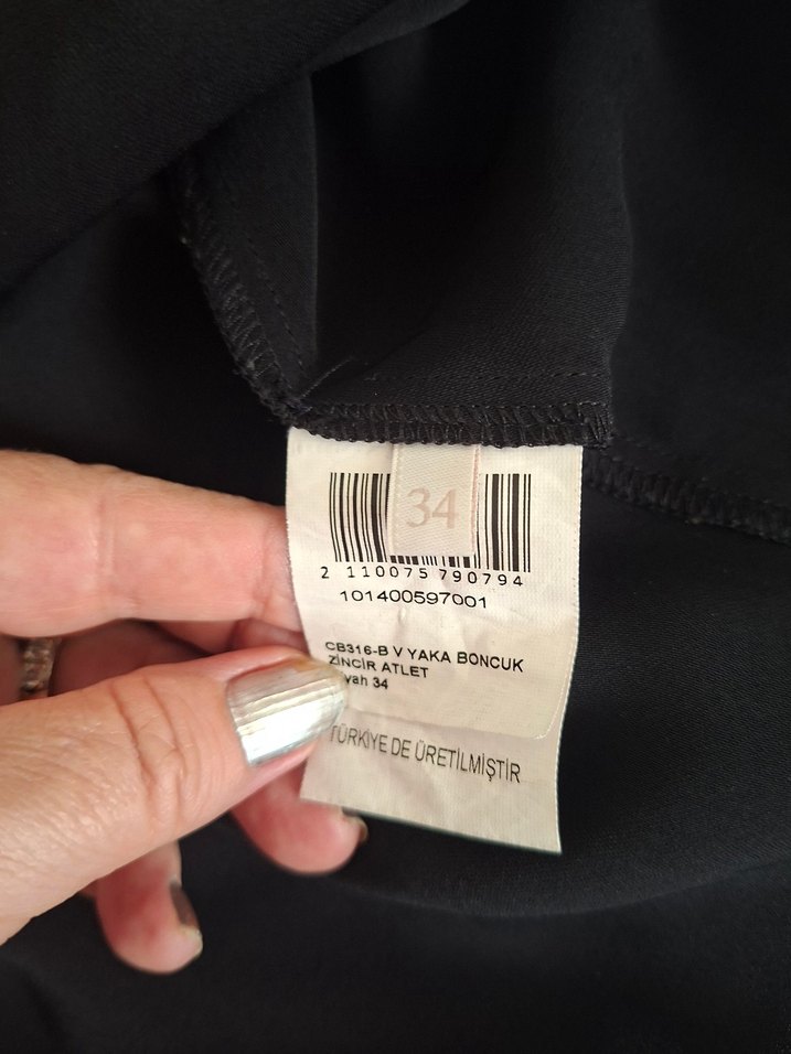 Zincir Detaylı Siyah V Yaka Kolsuz Bluz - Görsel 5