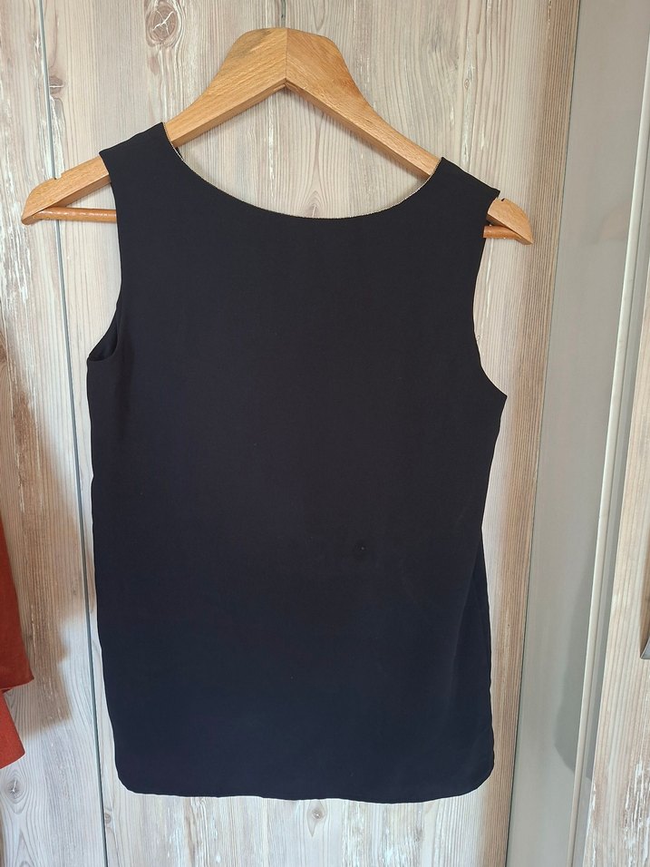 Zincir Detaylı Siyah V Yaka Kolsuz Bluz - Görsel 3