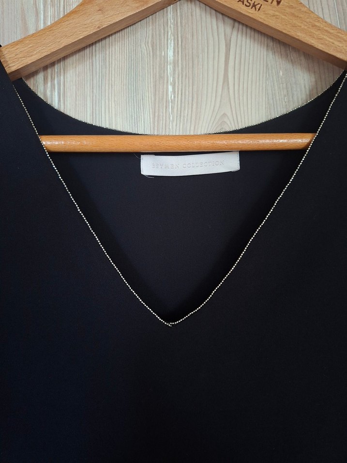 Zincir Detaylı Siyah V Yaka Kolsuz Bluz - Görsel 2