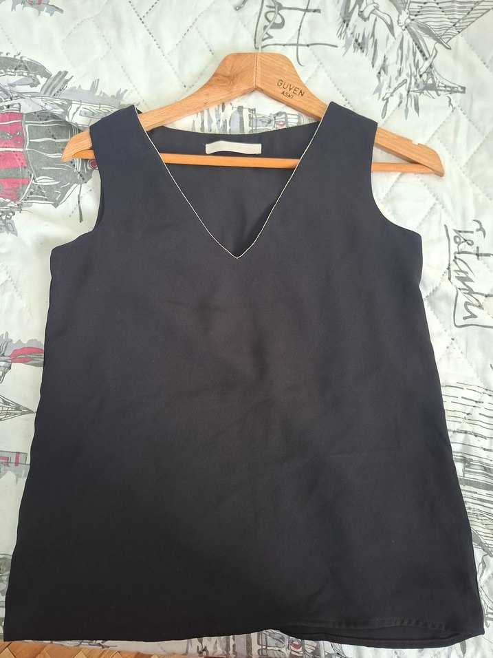 Zincir Detaylı Siyah V Yaka Kolsuz Bluz - Görsel 4