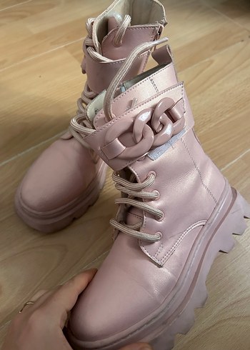 Pembe Zincir Detaylı Yüksek Topuklu Deri Bot - Görsel 3