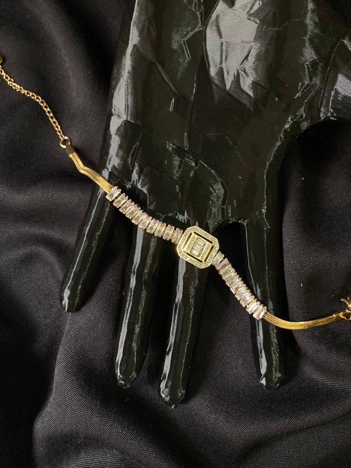 Taş detaylı gold küpe - Görsel 2