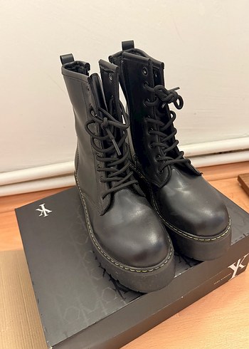 Kadın Siyah Deri Gotik Bot