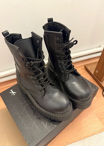 39 Beden Kadın Siyah Deri Gotik Bot