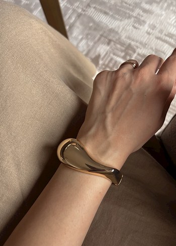 Kadın Parlak Altın Tokalı Minimalist Bileklik