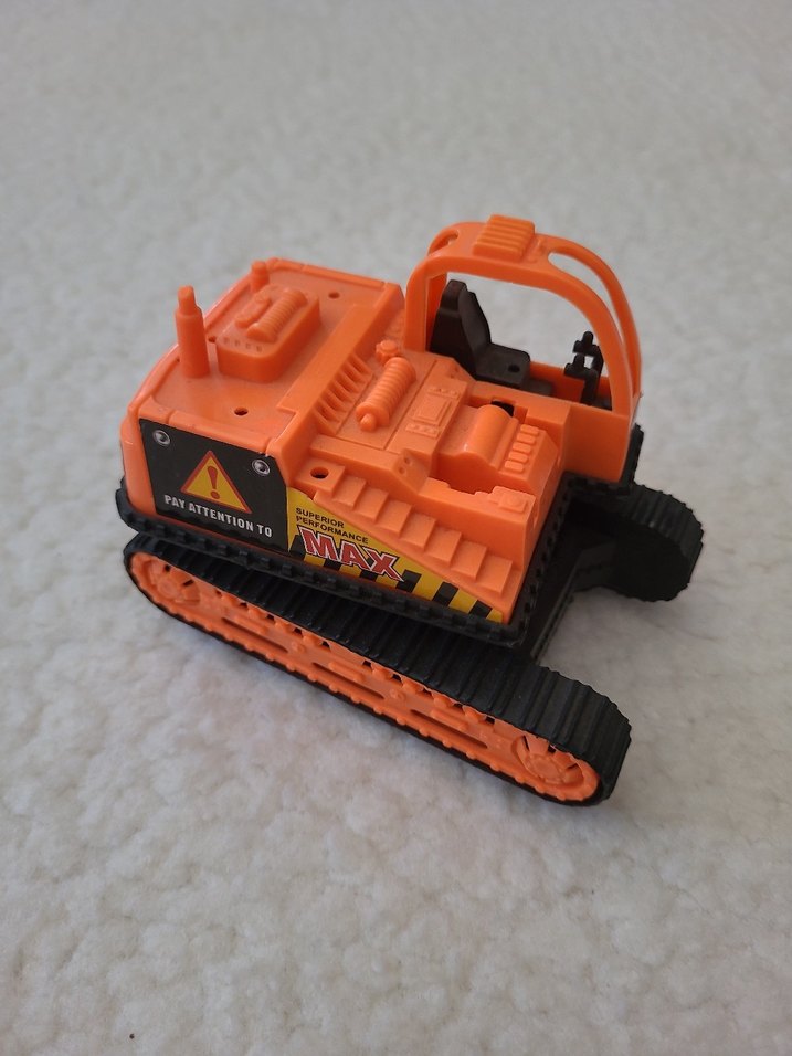 bir metal araba bir iş makinesi ve ahtapot - Görsel 2