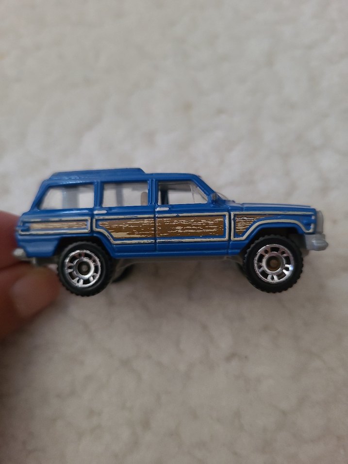 bir metal araba bir iş makinesi ve ahtapot - Görsel 3