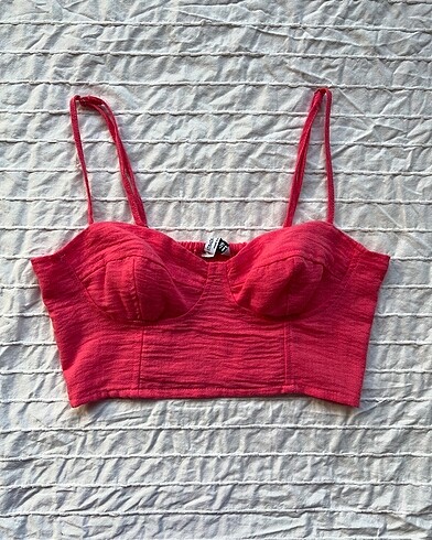 Pembe beyaz ve çiçekli askılı crop top