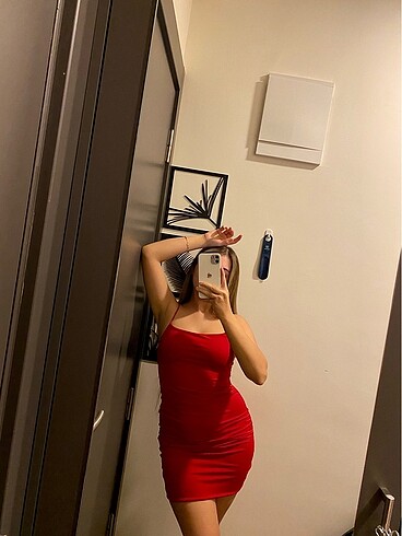 İp askılı kırmızı mini elbise