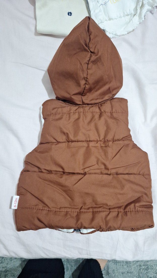 Kapüşonlu Kahverengi Erkek Çocuk Yeleği - Görsel 2