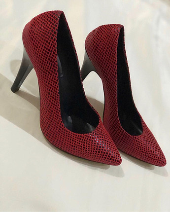 37 Beden Kırmızı stiletto yılan derisi görünümü