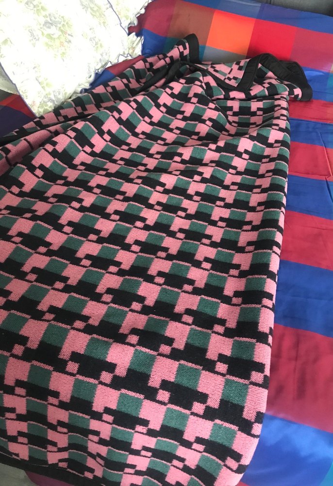 Koyu Pembe Kareli Yün battaniye - Görsel 2