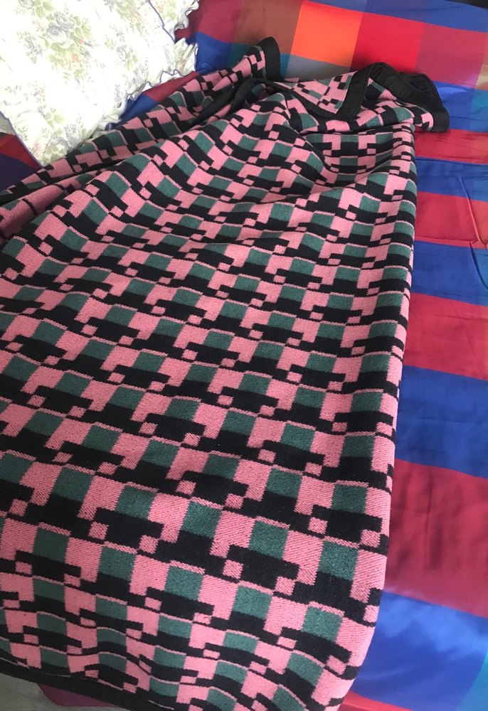 Koyu Pembe Kareli Yün battaniye - Görsel 3