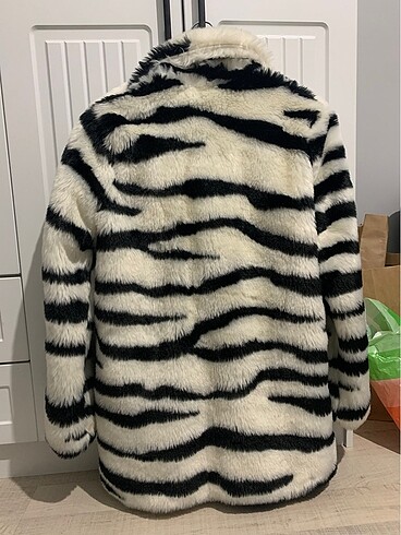 Bershka zebra desenli beyaz kürk - Görsel 2
