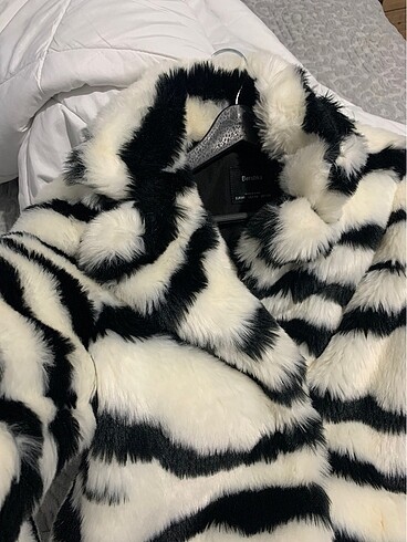 Bershka zebra desenli beyaz kürk - Görsel 3