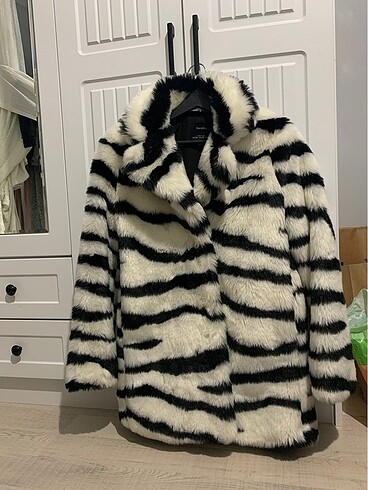 Bershka zebra desenli beyaz kürk - Görsel 5