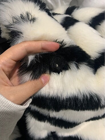 Bershka zebra desenli beyaz kürk - Görsel 6