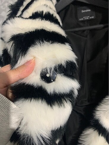Bershka zebra desenli beyaz kürk - Görsel 7