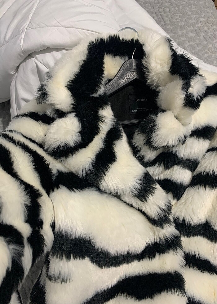 Bershka zebra desenli beyaz kürk - Görsel 3